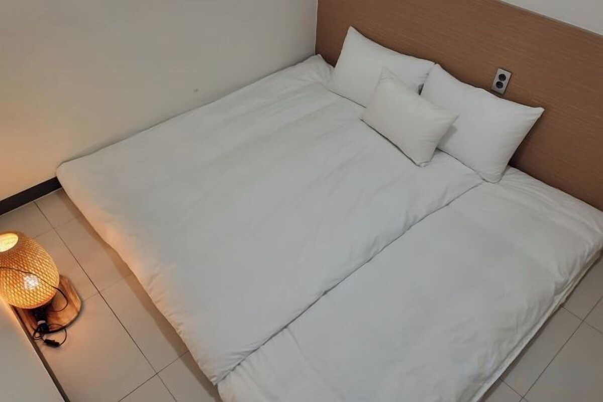 Roupas de cama premium, edredons de pluma, cofres nos quartos