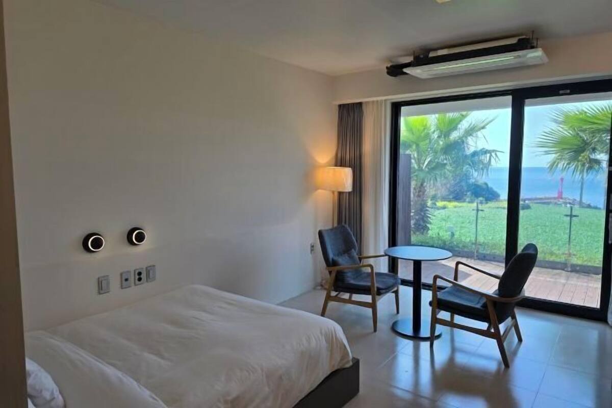 Premium bedding, down comforters, in-room safe, desk