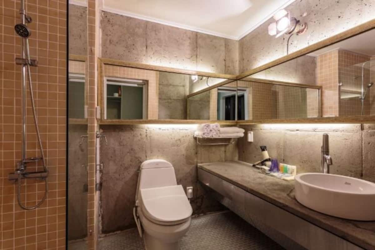 Premium bedding, down comforters, in-room safe, desk