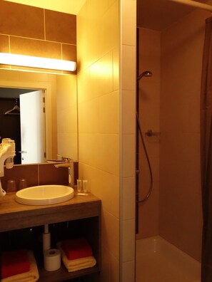 Standard Double Room | Bathroom | Free toiletries, hair dryer - Hotel Kristoffel (Middelkerke)