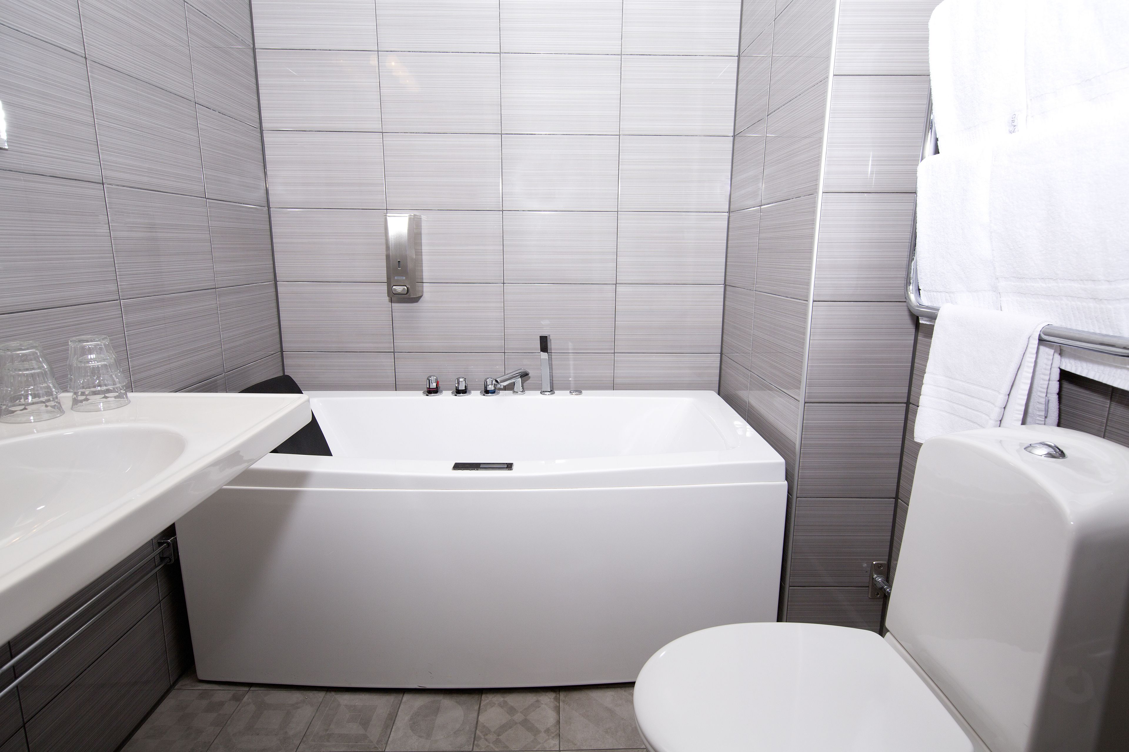 standard room, 1 queen bed, non smoking, bathtub (with sofabed) | bathroom | eco-friendly toiletries, towels