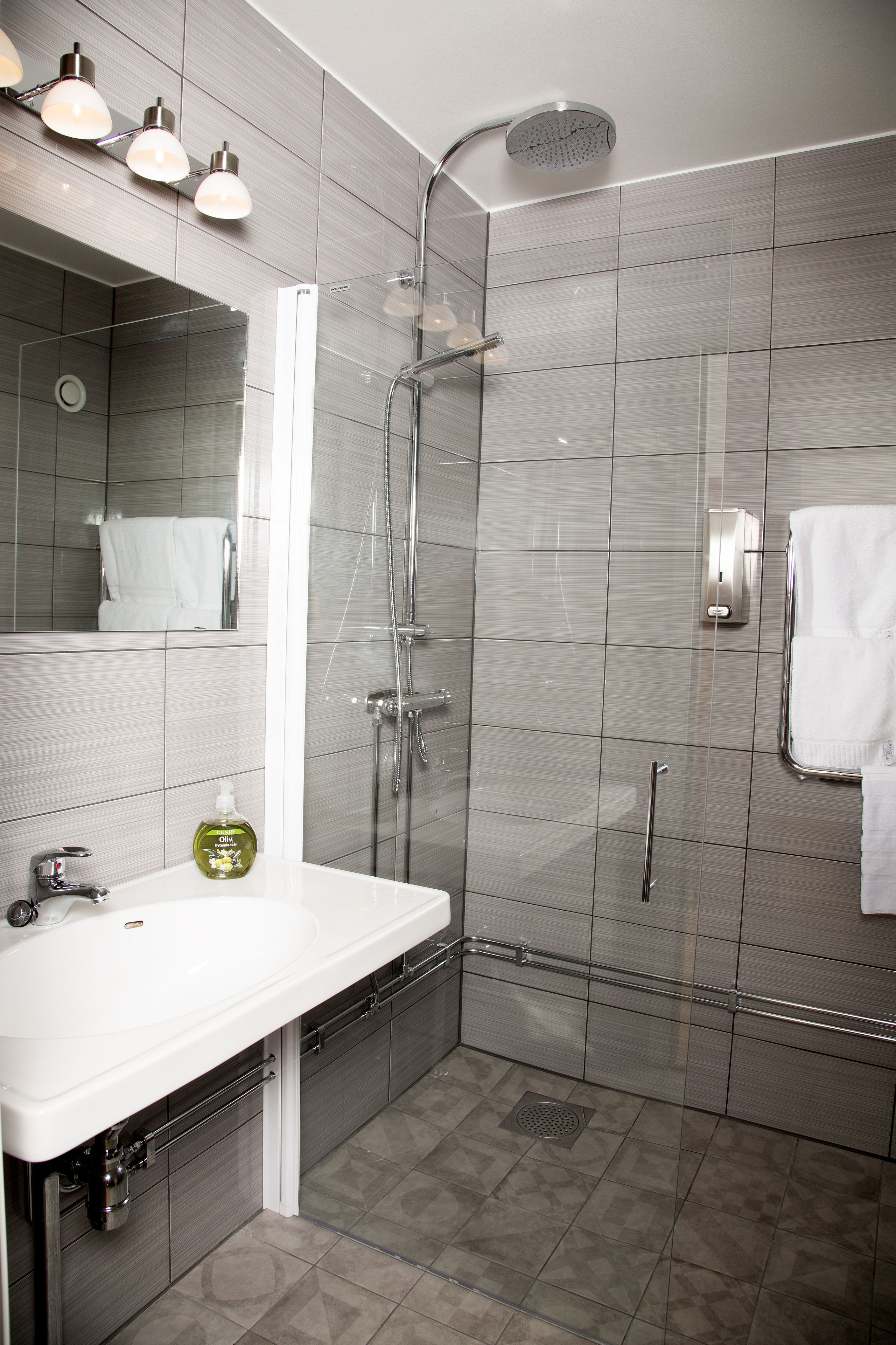 standard room, 2 single beds, non smoking | bathroom | eco-friendly toiletries, towels