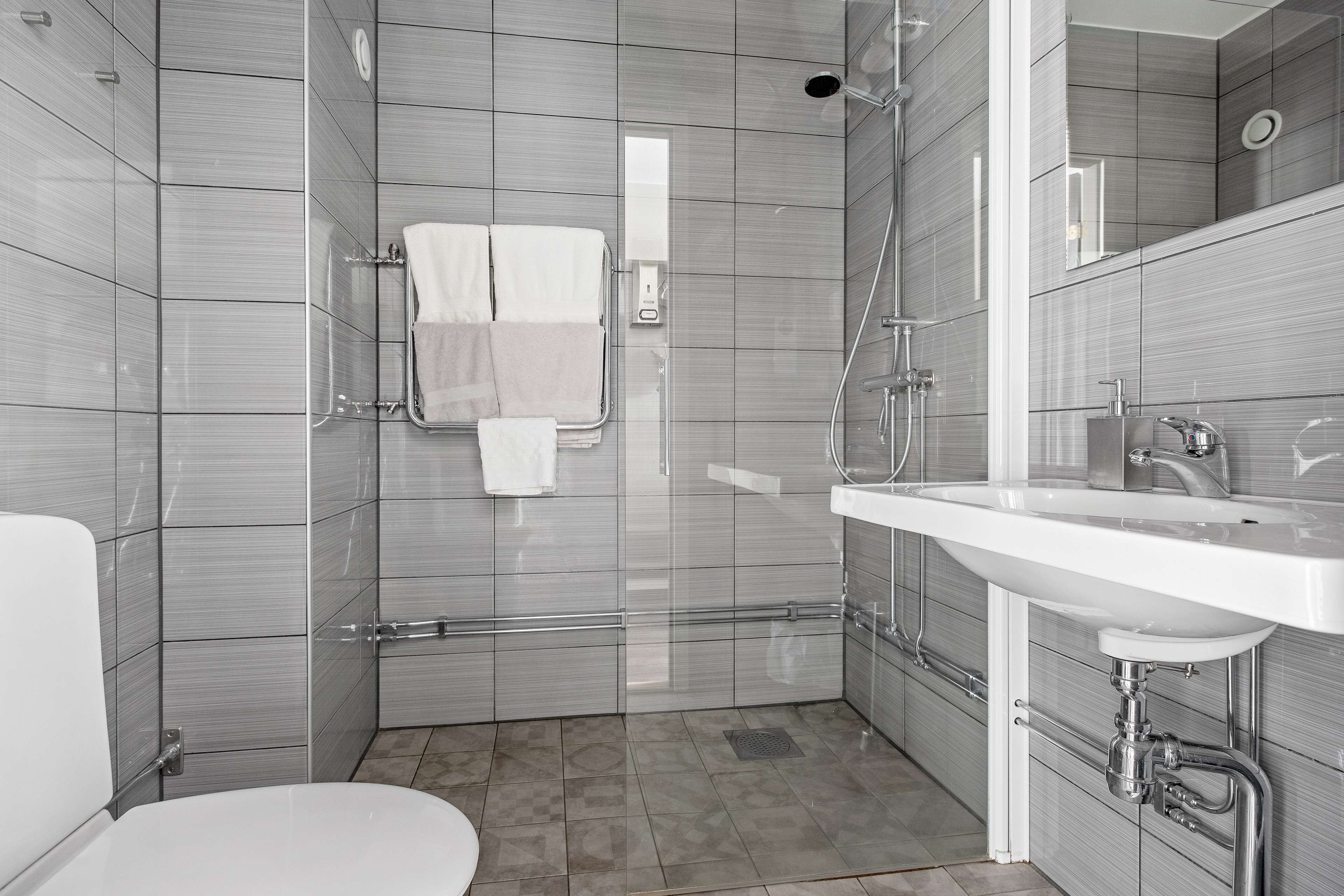 eco-friendly toiletries, towels