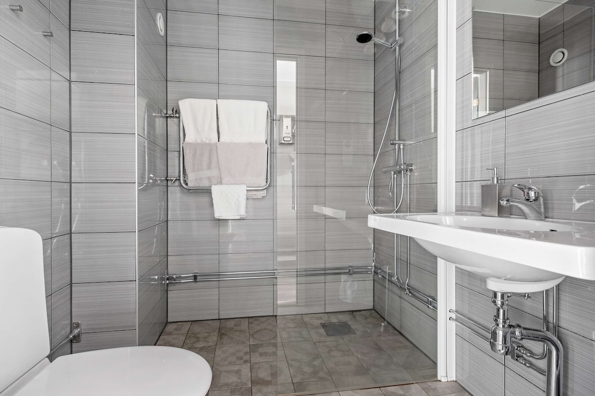 eco-friendly toiletries, towels