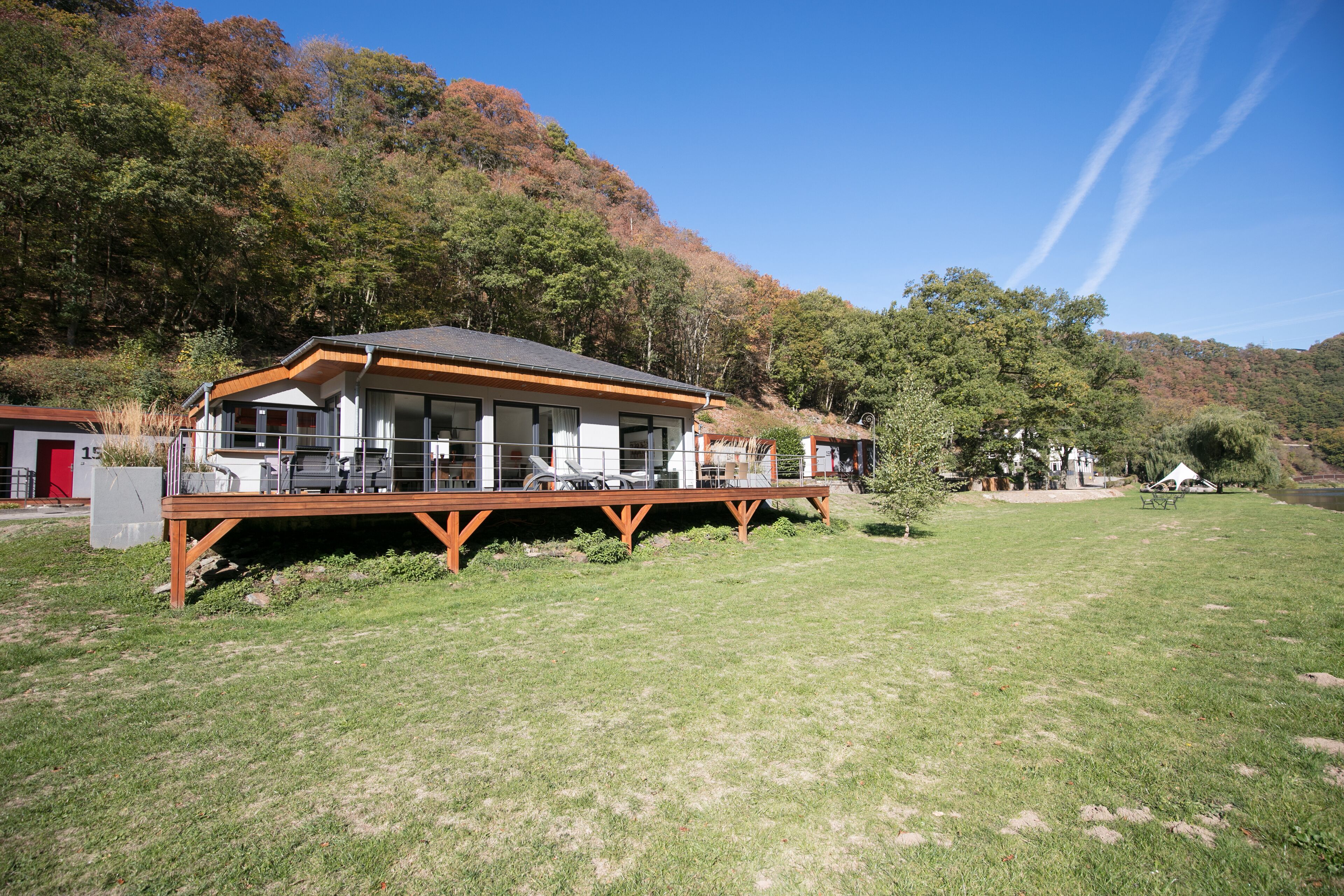 villa with double rain-shower and bubble-bath | garden view