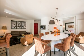 villa with double rain-shower and bubble-bath | 客廳 | 32 吋電視連有線電視頻道