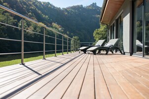 villa with double rain-shower and bubble-bath | Roupas de cama premium, frigobar, cofres nos quartos, escrivaninha