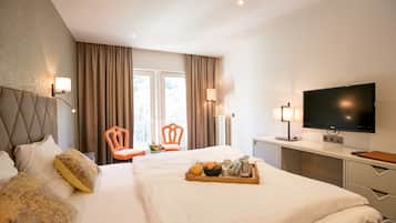 Roupas de cama premium, frigobar, cofres nos quartos, escrivaninha