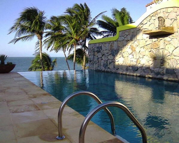 Indoor pool, sun loungers