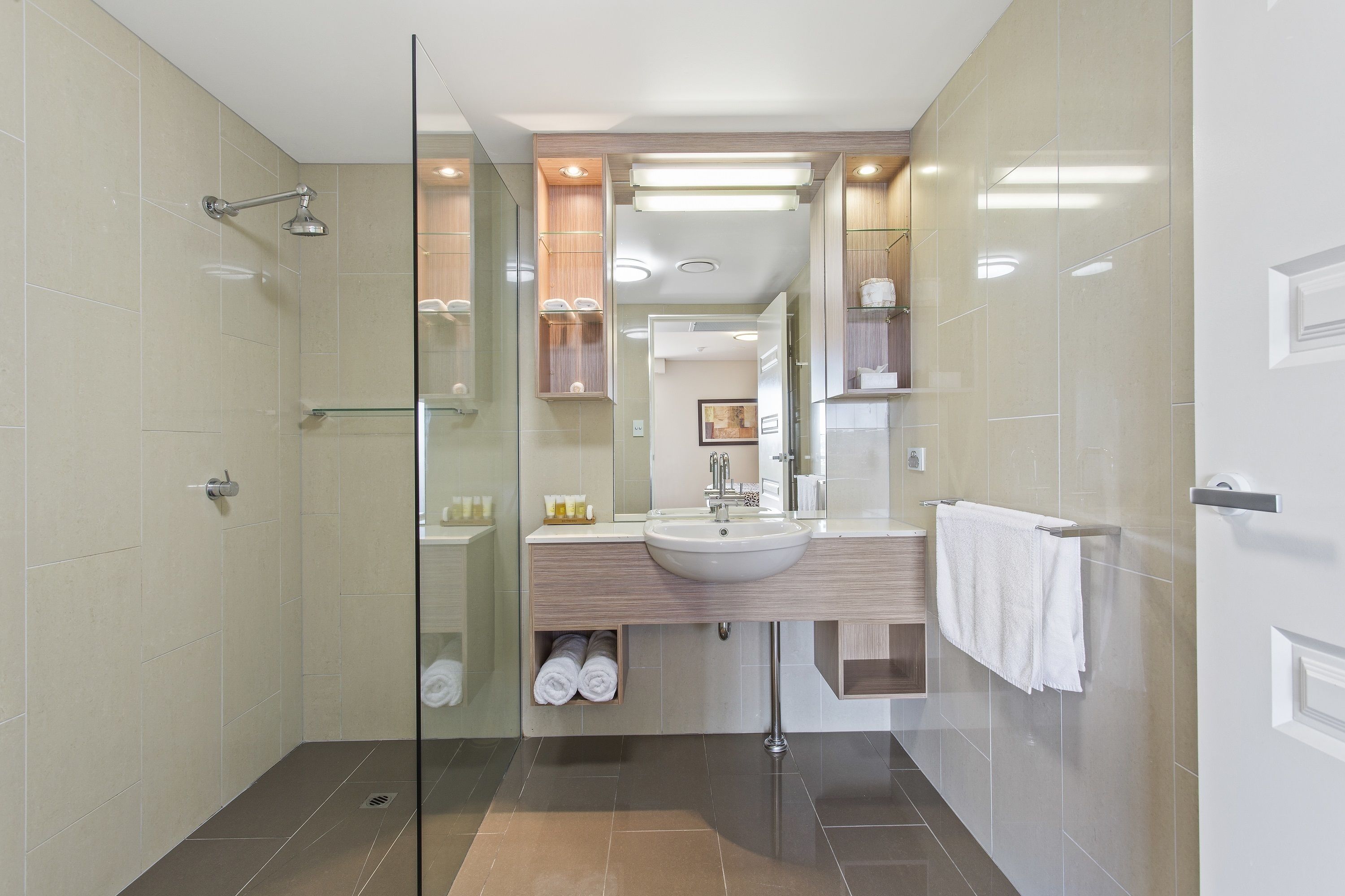 Studio | Bathroom | Shower, free toiletries, towels