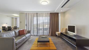 Caja fuerte, tabla de planchar con plancha, wifi gratis