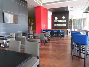 Lobby sitting area - Park Inn by Radisson Gurgaon Bilaspur (Gurugram)