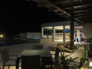 Piscine extérieure, chaises longues