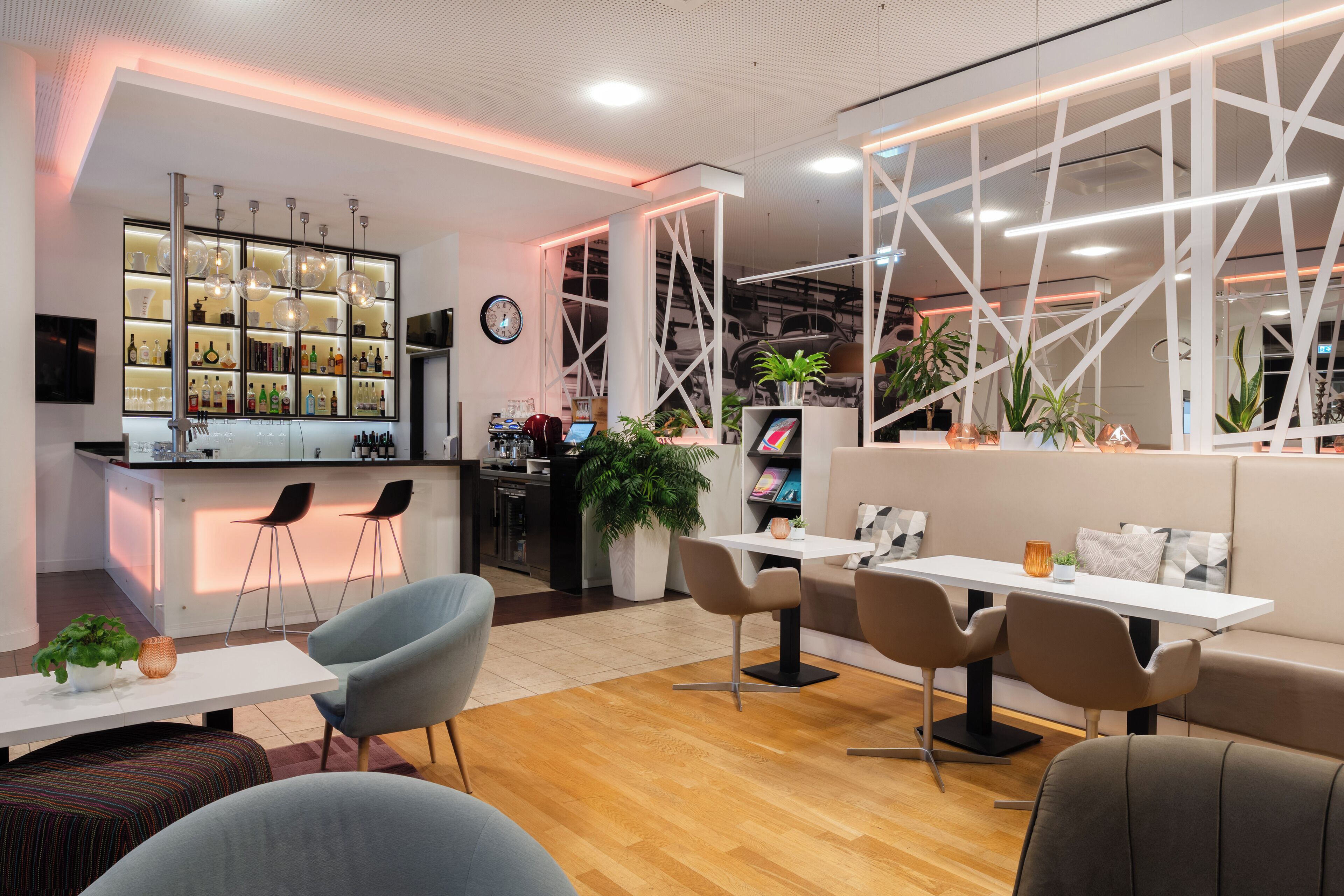 Een modern interieur met een bar, zitgedeelte en keuken.