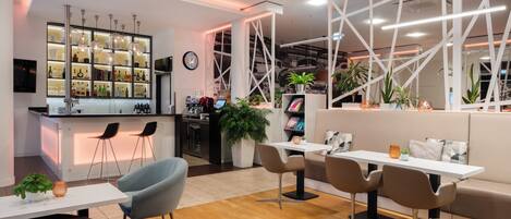 Een modern interieur met een bar, zitgedeelte en keuken.