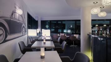 Ein modernes Restaurant mit Tischen, Stühlen und einer Bar.