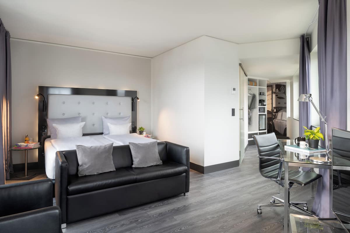 Desk, soundproofing, free cots/infant beds, free WiFi