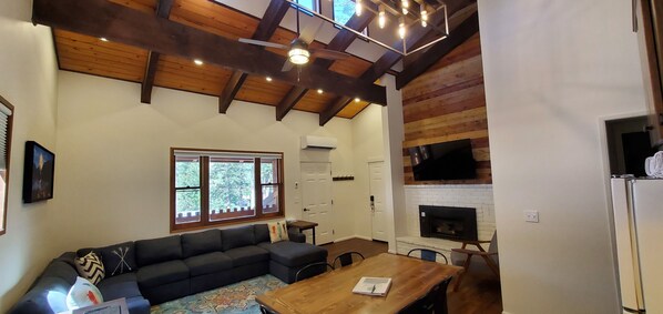 Leilighet, 2 soverom, kjøkken | Oppholdsområde | Flatskjerm-TV og DVD-spiller