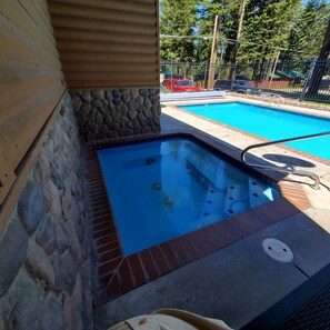 Bain à remous extérieur