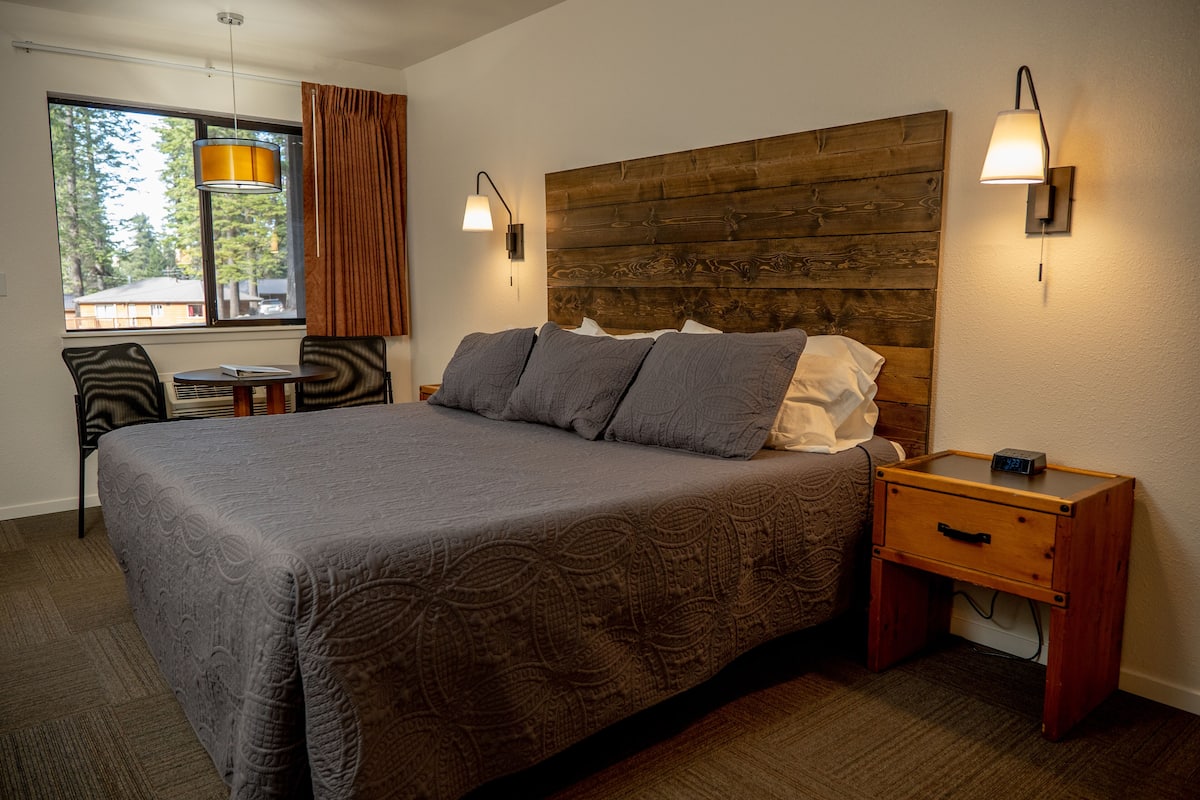 Zimmer, 1 King-Bett, barrierefrei, Kühlschrank und Mikrowelle