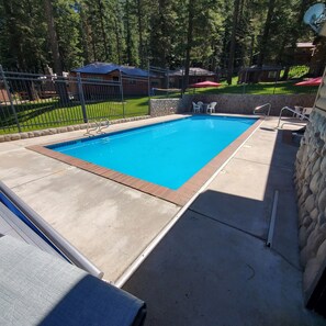 Utendørsbasseng og solsenger