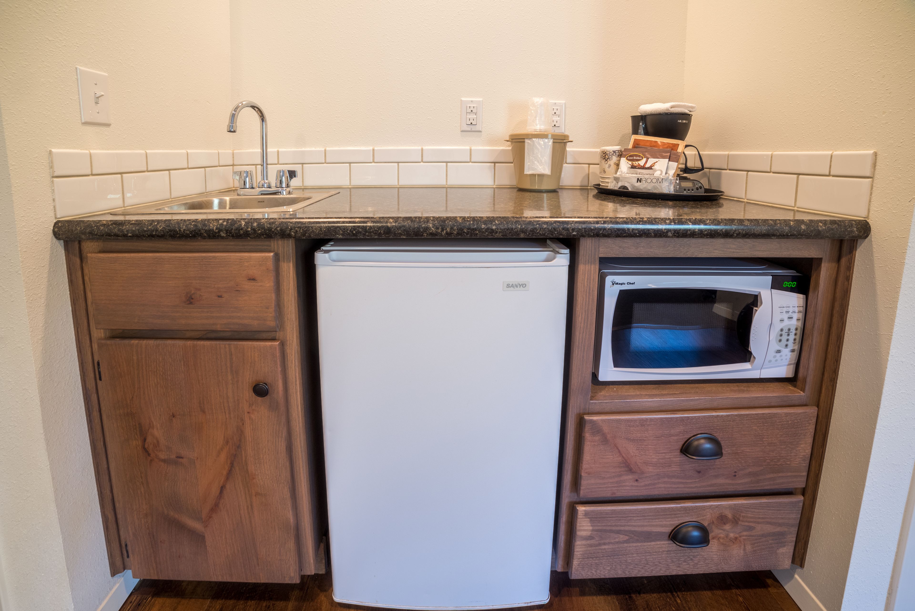 cabin, 1 king bed, fireplace | mini fridge