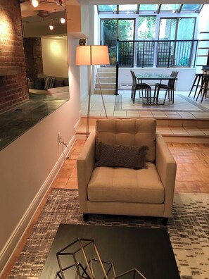 خزنة داخل الغرفة ومكتب ومساحة عمل للكمبيوتر المحمول ومكواة/لوح كي