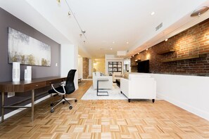 Deluxe Studio Suite | In-room safe, desk, laptop workspace, iron/ironing board - Chelsea Pines Inn (New York)