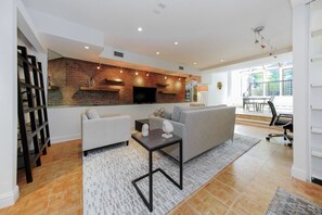 Deluxe Studio Suite | Living area | Flat-screen TV, iPod dock, printers - Chelsea Pines Inn (New York)