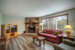 Căn hộ, 1 phòng ngủ | Khu phòng khách | TV màn hình phẳng, lò sưởi, đầu đĩa DVD 