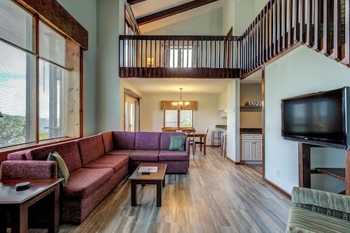 Flat-screen TV, fireplace, DVD player