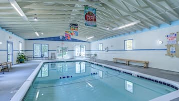 Una piscina cubierta