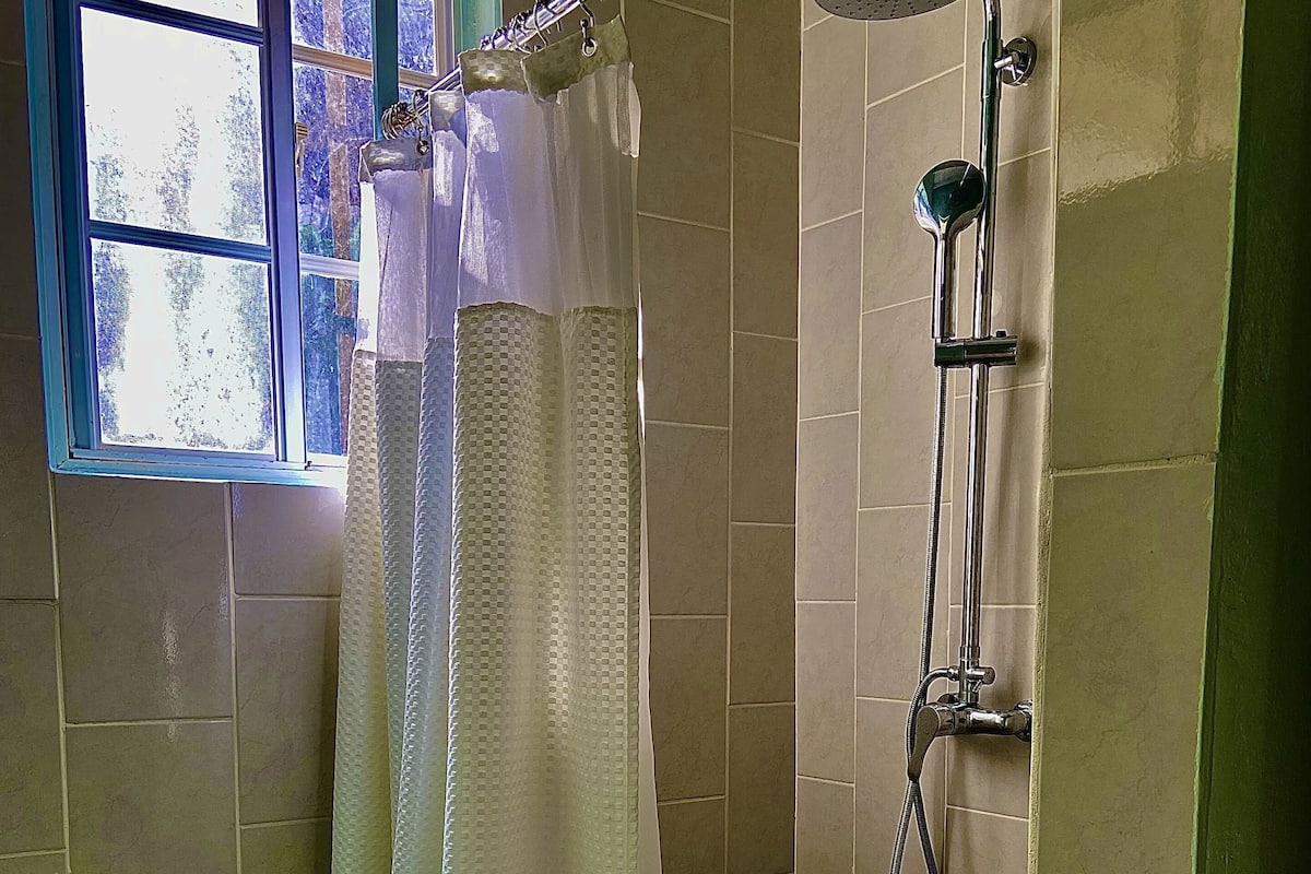 Standard-Doppelzimmer | Dusche mit Handbrause