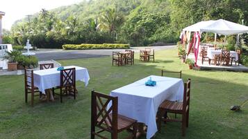 Se sirven desayunos, comidas, cenas y cocina internacional