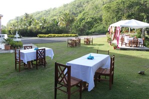 Se sirven desayunos, almuerzos y cenas; cocina internacional