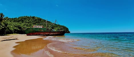 Playa en los alrededores y playa de arena negra 