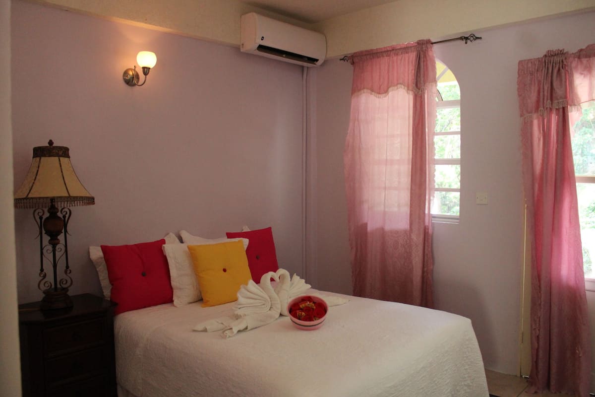 Social Suite | 2 Schlafzimmer, hochwertige Bettwaren, Daunenbettdecken