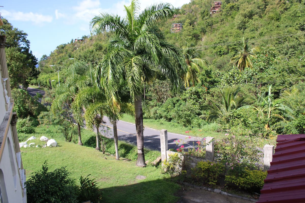 Deluxe-Suite, 2 Schlafzimmer, Bergblick | Blick auf die Straße