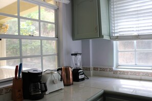 Deluxe Suite, 2 Bedrooms, Mountain View | Private kitchen | Full-size fridge, microwave, oven, stovetop - Rejens Hotel (Portsmouth)