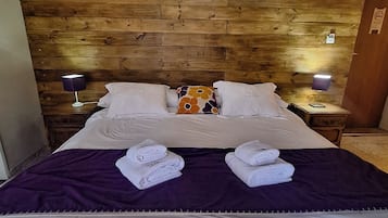 Minibar, caja de seguridad en la habitación y decoración personalizada
