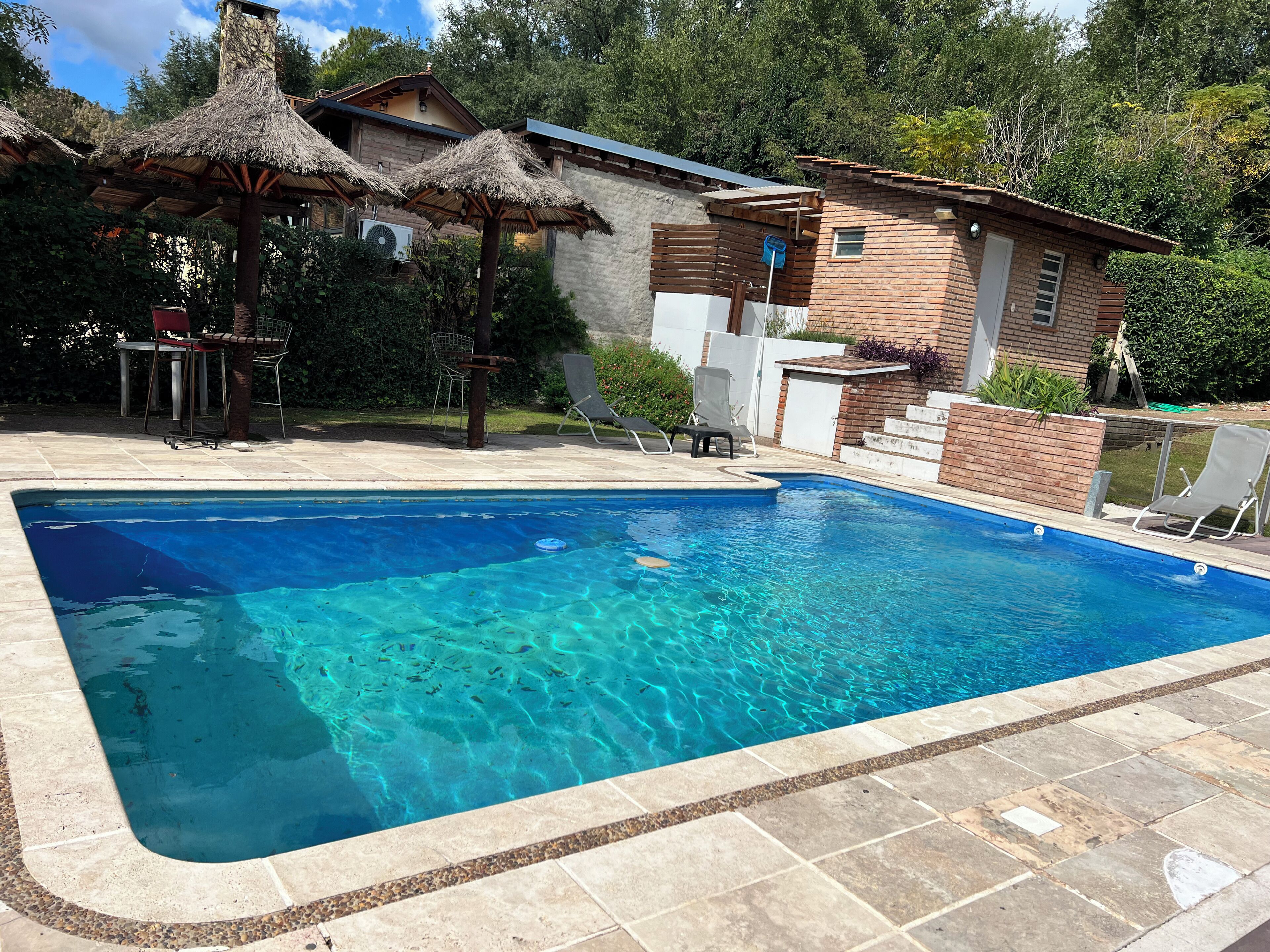 Piscine extérieure, parasols de plage, chaises longues