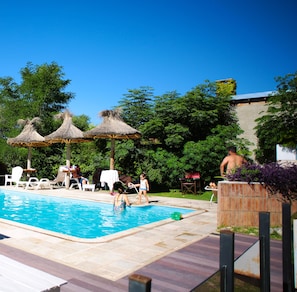 Télévision à écran plat, baby-foot, livres