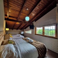 Quarto quádruplo standard | Frigobar, cofres nos quartos, individualmente decorados