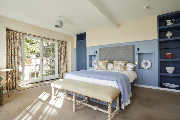 Premier Double Room, Ensuite | In-room safe, iron/ironing board, cribs/infant beds, rollaway beds