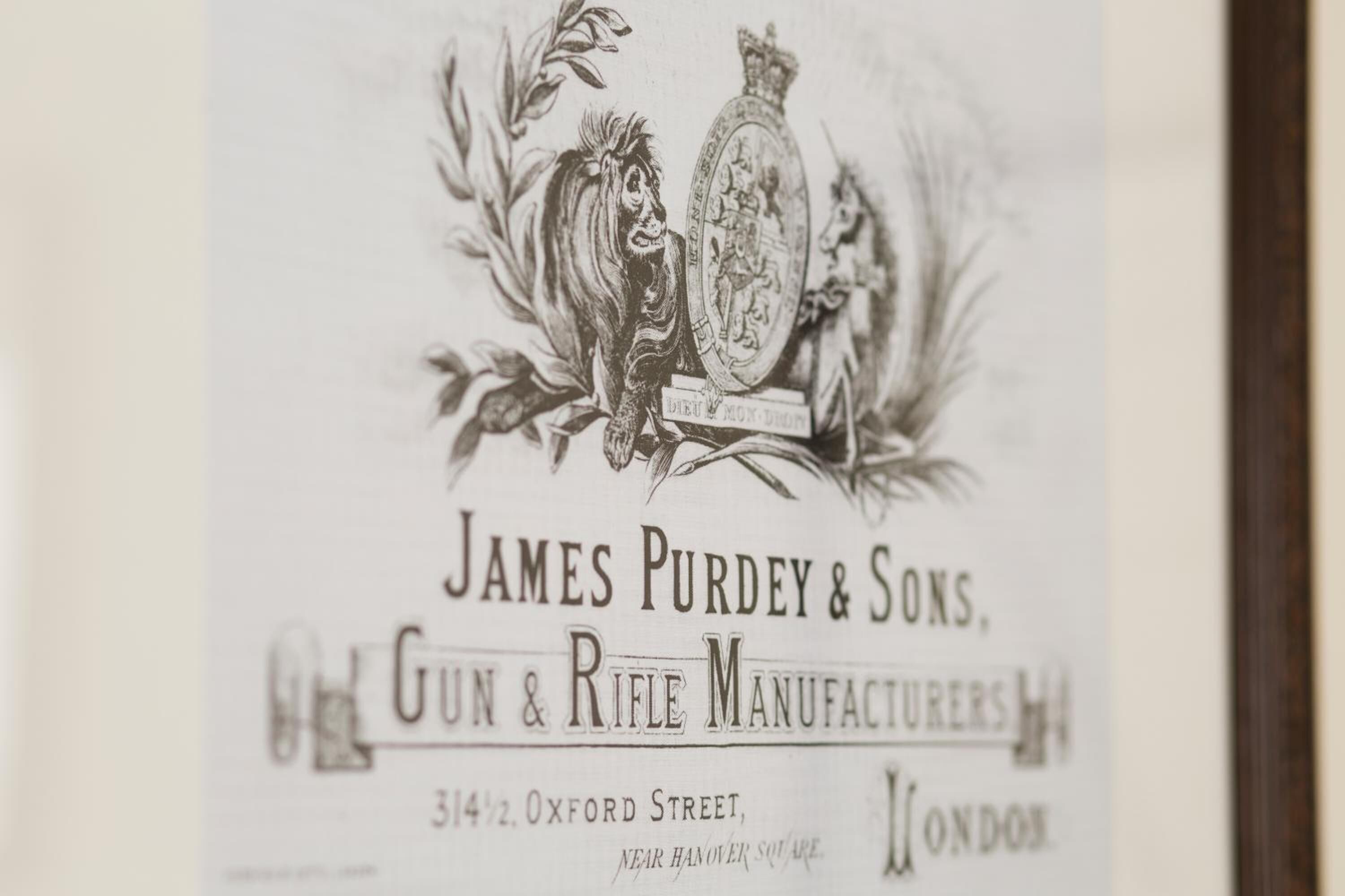 Un anuncio histórico de James Purdey & Sons, fabricantes de armas y rifles, ubicado en el número 3142 de Oxford Street, Londres.