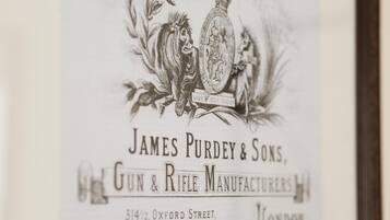 Un anuncio histórico de James Purdey & Sons, fabricantes de armas y rifles, ubicado en el número 3142 de Oxford Street, Londres.