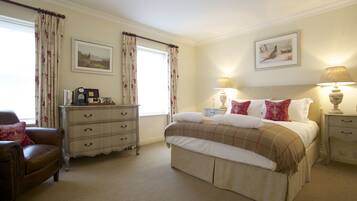 Een kluis op de kamer, een strijkplank/strijkijzer, babybedden