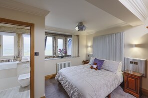 Classic Double Room, Ensuite | Soundproofing - The Saddleworth Hotel (Oldham)