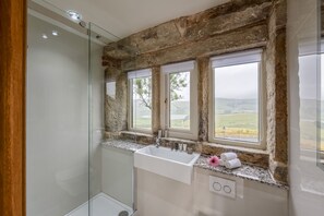 Classic Double Room, Ensuite | Bathroom - The Saddleworth Hotel (Oldham)