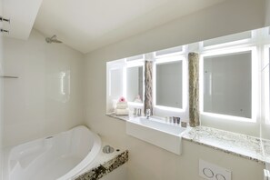Double Room, Ensuite (Four Poster) | Bathroom - The Saddleworth Hotel (Oldham)
